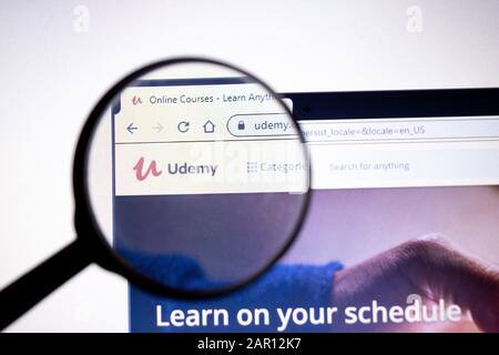 Los Angeles, Kalifornien, USA - 23. Januar 2020: Webseite von Udemy. Udemy.com Logo auf dem Bildschirm, Bildmaterial Stockfoto