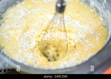 Bewegungsunschärfe beim Mischen von hausgemachtem, köstlichem Kuchen Stockfoto