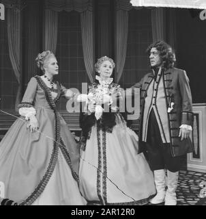 Neujahrspremiere der Haager Komödie, das Stück Galante Listen, hinterließ Gerard de Groot in der Mitte Ida Wasserman und rechts Myra Ward Datum: 30. Dezember 1964 Schlagwörter: Schauspieler, Schauspielerinnen, Stück, Schauspieler persönlicher Name: Groot Gerard De, The Hague Comedy, Ward, Myrna, Wasserman, Ida Stockfoto