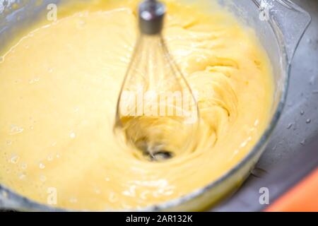 Bewegungsunschärfe beim Mischen von hausgemachtem, köstlichem Kuchen Stockfoto