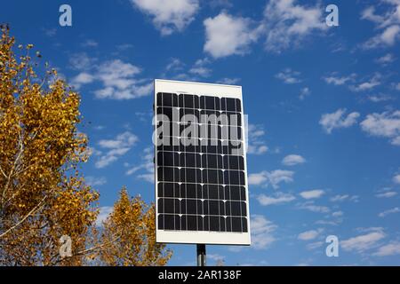 Kleine Solaranlage auf dem Pfosten gegen blau bewölkten Himmel Stockfoto