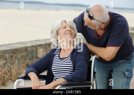 Behinderte ältere Frauen und Ehemann, die Sommerferien genießen Stockfoto