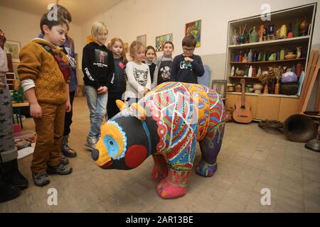 Lemberg, Ukraine. Januar 2020. Kinder sehen eine dekorierte riesige Panda-Statue in Lemberg, Ukraine, 23. Januar 2020. In der westukrainischen Stadt Lemberg hat am Freitag eine dreitägige Feier des chinesischen Neujahrs begonnen. Eine Messe mit traditioneller chinesischer Küche und Souvenirs im Herzen der Stadt, neben Panda-Statuen, die von lokalen Künstlern dekoriert werden sollen, gehören zu den wichtigsten Attraktionen dieses Jahres. Credit: Roman Baluk/Xinhua/Alamy Live News Stockfoto