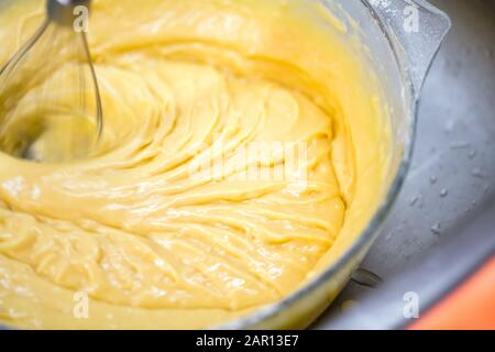 Bewegungsunschärfe beim Mischen von hausgemachtem, köstlichem Kuchen Stockfoto