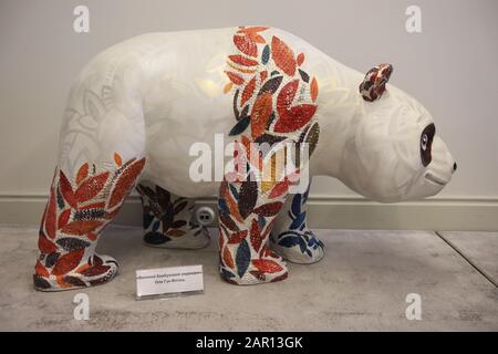 Lemberg, Ukraine. Januar 2020. Eine dekorierte riesige Panda-Statue ist in Lemberg, Ukraine, 23. Januar 2020 zu sehen. In der westukrainischen Stadt Lemberg hat am Freitag eine dreitägige Feier des chinesischen Neujahrs begonnen. Eine Messe mit traditioneller chinesischer Küche und Souvenirs im Herzen der Stadt, neben Panda-Statuen, die von lokalen Künstlern dekoriert werden sollen, gehören zu den wichtigsten Attraktionen dieses Jahres. Credit: Roman Baluk/Xinhua/Alamy Live News Stockfoto