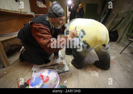 Lemberg, Ukraine. Januar 2020. Ein Künstler schmückt eine riesige Panda-Statue in Lemberg, Ukraine, 23. Januar 2020. In der westukrainischen Stadt Lemberg hat am Freitag eine dreitägige Feier des chinesischen Neujahrs begonnen. Eine Messe mit traditioneller chinesischer Küche und Souvenirs im Herzen der Stadt, neben Panda-Statuen, die von lokalen Künstlern dekoriert werden sollen, gehören zu den wichtigsten Attraktionen dieses Jahres. Credit: Roman Baluk/Xinhua/Alamy Live News Stockfoto