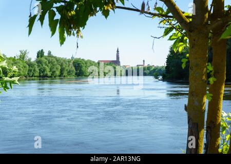 Westufer der Gstüt Insel mit der Straubinger Skyline in Niederbayern Stockfoto