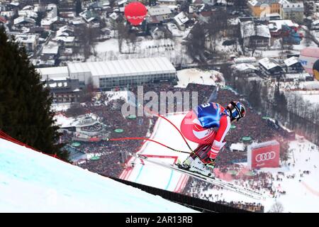 Kitzbühel, Österreich. Januar 2020. Matthias Mayer aus Österreich fährt beim Abfahrtslauf des Audi Fis-Alpine-Skiweltcups am 25. Januar 2020 in Kitzbühel, Österreich, den Kurs hinunter. Stockfoto