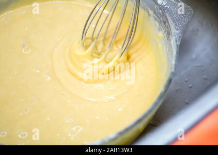 Bewegungsunschärfe beim Mischen von hausgemachtem, köstlichem Kuchen Stockfoto