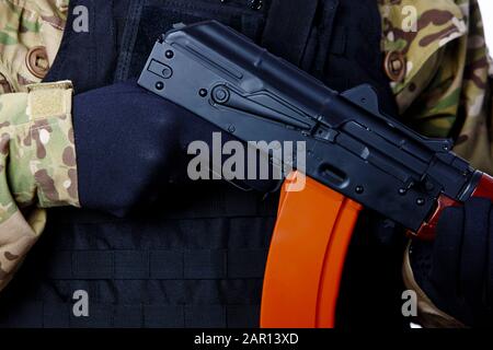Mann im Kampf Ermüdungserscheinungen und schusssichere Jacke, die die ACs-47u im Nahkampf hält Kalasknikow-Gewehr bewaffnete Garde für ausländische Militärs im Ausland Stockfoto