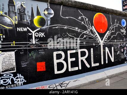 Die Berliner Mauer Deutsch: Die Berliner Mauer war ein bewachter konkrete Barriere, die physisch und ideologisch Berlin von 1961 bis 1989 unterteilt. Stockfoto