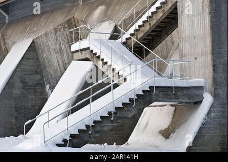 Betondamm mit schneebedeckter Treppe. Stockfoto