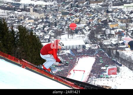 Kitzbühel, Österreich. Januar 2020. BBC TV-Show Ski Sunday, Gastgeber Graham Bell, auf einem Kameralauf. Beim Audi Fis-Alpine Ski-WM-Abfahrtslauf am 25. Januar 2020 in Kitzbühel, Österreich. Stockfoto