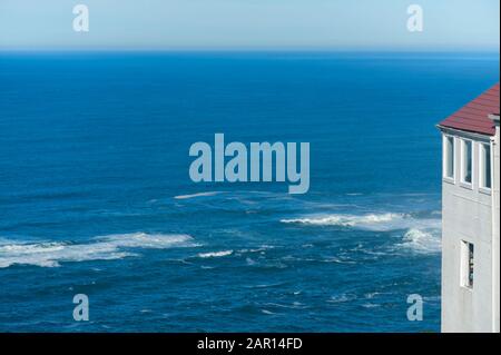 Ein großer Blick vom Souvenirladen, der sich hoch auf einer Klippe am Cape Foulweather an der Küste von Oregon befindet Stockfoto