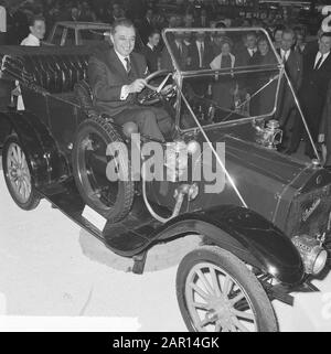 RAI eröffnet, Minister mr. J. van Aartsen in einer Studeba von 1910 zum Eröffnungstermin: 18. Februar 1965 Schlagwörter: Eröffnungen Personenname: AARTSEN, Jan van Stockfoto