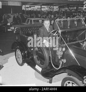 RAI eröffnet, Minister mr. J. van Aartsen in einem studebaker aus dem Jahr 1910 zum Eröffnungstermin: 18. Februar 1965 Schlagwörter: Eröffnungen Personenname: AARTSEN, Jan van Stockfoto