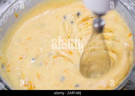 Bewegungsunschärfe beim Mischen von hausgemachtem, köstlichem Kuchen Stockfoto