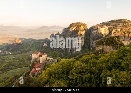 Meteora, Griechenland. Sonnenaufgang in den byzantinischen Klöstern Varlaam, Roussanou und Great Meteoron in den Felsen bei Meteora in Kalambaka Stockfoto