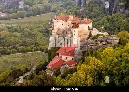 Meteora, Griechenland. Sonnenaufgang in den byzantinischen Klöstern von Roussanou in den Felsen bei Meteora in Kalambaka Stockfoto