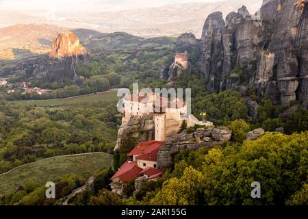 Meteora, Griechenland. Sonnenaufgang in den byzantinischen Klöstern Roussanou und St Nikolaos Anapfasas in den Felsen bei Meteora in Kalambaka Stockfoto