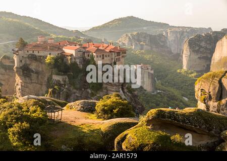 Meteora, Griechenland. Sonnenaufgang in den byzantinischen Klöstern Varlaam und Roussanou in den Felsen bei Meteora in Kalambaka Stockfoto