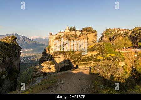 Meteora, Griechenland. Sonnenaufgang am byzantinischen Klöster Varlaam und große Wort meteoron in den Felsen von Meteora in Kalambaka Stockfoto