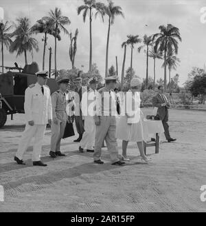 Prinzessin Beatrix in Suriname, Prinzessin macht eine Tour durch Prinzessin Irene Campement in Nickerie Datum: 9. März 1965 Ort: Suriname Schlüsselwörter: Besuche, Prinzessinnen, Touren persönlicher Name: Beatrix, Prinzessin Stockfoto