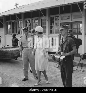 Prinzessin Beatrix in Suriname macht eine Tour durch Prinzessin Irene Campement in Nickerie Datum: 9. März 1965 Ort: Suriname Schlüsselwörter: Besuche, Prinzessinnen persönlicher Name: Beatrix, Prinzessin Stockfoto