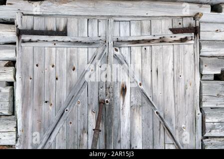 Alte Holzscheune mit Schnee Stockfoto