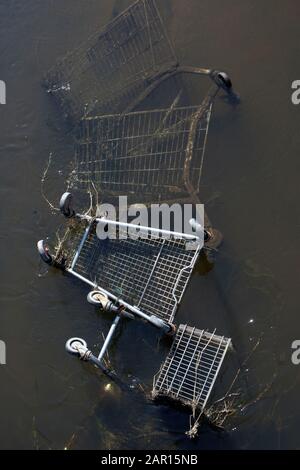 Supermarkt Einkaufswagen Wagen teilweise in einem Fluss in Großbritannien untergetaucht Stockfoto