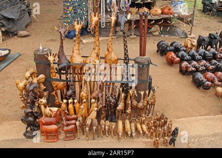 Souvenirs zum Verkauf am Eingang des Blyde River Canyon, Mpumalanga, Südafrika. Stockfoto