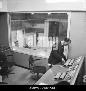 Fernsehstudio Amsterdam (Old Bellevue), Kontrollraum Datum: 15. März 1965 Standort: Amsterdam, Noord-Holland Schlüsselwörter: Kontrollräume, Studios Name Der Einrichtung: Bellevue Stockfoto