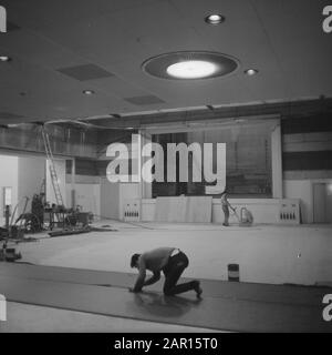 Television Studio Amsterdam (Old Bellevue), die ersten Spots sind bereits im Studio Datum: 15. März 1965 Standort: Amsterdam, Noord-Holland Schlüsselwörter: Spots, Studios Institutionenname: Bellevue Stockfoto