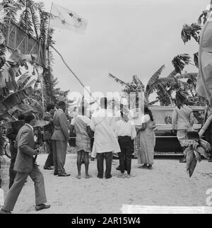 Prinzessin Beatrix in Suriname, bei Ankunft in Santo Boma Datum: 11. März 1965 Ort: Suriname Schlüsselwörter: Besuche, Prinzessinnen persönlicher Name: Beatrix, Prinzessin Stockfoto