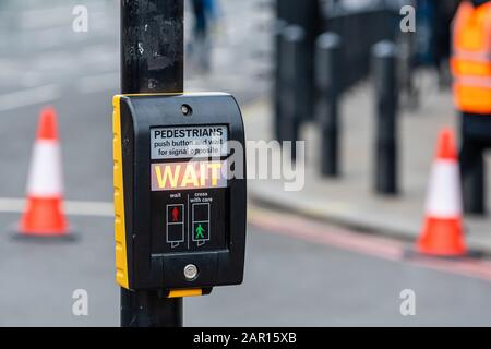 Zebrastreifen für Fußgänger mit Kontrolllampe auf einem defokussierten Hintergrund, London, UK - Bild Stockfoto