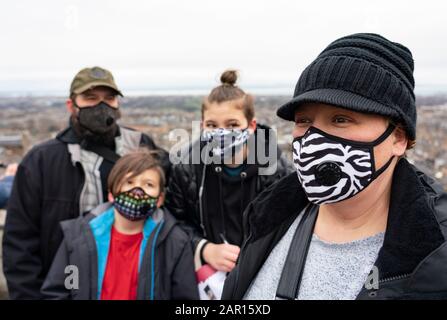 Edinburgh, Schottland, Großbritannien. Januar 2020. Amerikanische Touristen aus Missouri tragen Gesichtsmasken beim Besuch des Edinburgh Castle heute. Sie wollen zusätzliche Vorsichtsmaßnahmen treffen, wenn sie in den letzten Tagen öffentlich während des Auftretens des Coronavirus in Schottland sind. Iain Masterton/Alamy Live News Stockfoto