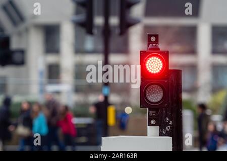 Rote Ampel auf verschwommenem Straßenhintergrund - Bild Stockfoto