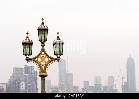 Straßenlaternen an der Westminster Bridge, aufgeblähte Wolkenkratzer im Hintergrund, London, Großbritannien - Bild Stockfoto