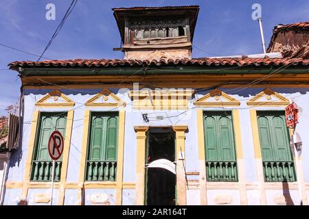 Blick auf die Straßen in der historischen Nachbarschaft von Candelaria, dem ältesten der Stadt Bogota, mit farbenreichen Häusern. Kolumbien Stockfoto