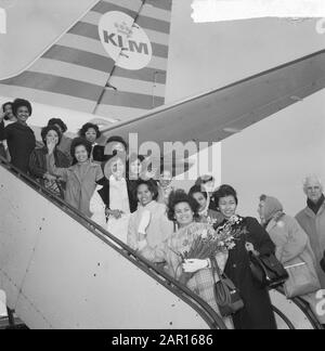 Fünfzehn Krankenschwestern aus den Philippinen auf Schiphol kamen am 26. März 1965 Ort: Noord-Holland, Schiphol Schlüsselwörter: Krankenschwester Stockfoto