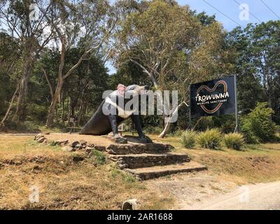 Die riesige tasmanische Teufels-Statue vor dem Trowunna Wildlife Park in Tasmanien, Australien Stockfoto