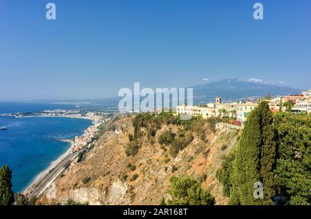 Luftbild von Taormina in Richtung Naxos und Ätna. Das historische Taormina ist ein wichtiges Touristenziel auf Sizilien. Stockfoto