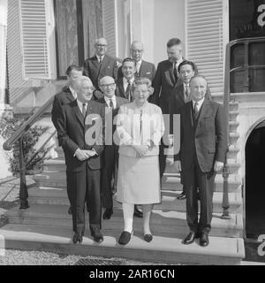 Königin Juliana empfängt eine Delegation des ausländischen Presseverbandes im Palast Soestdijk Datum: 2. april 1965 Ort: Soestdijk, Utrechter Schlüsselwörter: Delegierungen, Königinnen, Quittungen persönlicher Name: Juliana, Königin Institutioneller Name: Paleis Soestdijk Stockfoto