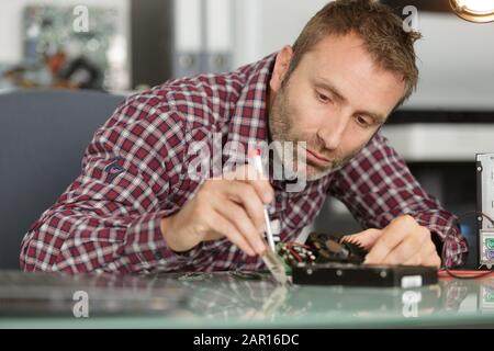 Lötkolben und Pinzette für Elektronikingenieure Stockfoto