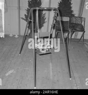 Internationale Schuhmesse in Utrechter, Kombination Swing Stroller Datum: 5. april 1965 Standort: Utrechter Stockfoto