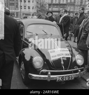Taxifahrer streiken, mit ihren eigenen Autos kamen die Fahrer zum Vorführen (auf den Türpapieren) Datum: 8. April 1965 Schlagwörter: TAXIDRIVERS, Autos, Vorführungen Institutionenname: Volkswagen Stockfoto