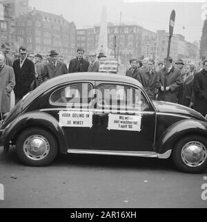 Taxifahrer streiken, mit ihren eigenen Autos kamen die Fahrer zum Vorführen (auf den Türpapieren) Datum: 8. April 1965 Schlagwörter: TAXIDRIVERS, Autos, Vorführungen Institutionenname: Volkswagen Stockfoto