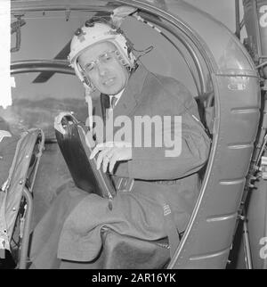 Flying formateur mr. CALs mit Hubschrauber zum Palast Soestdijk, mr. CALs mit Helm und Tasche Datum: 9. April 1965 Schlagwörter: Formateure, Helicopters Personenname: CALs, Jo Stockfoto