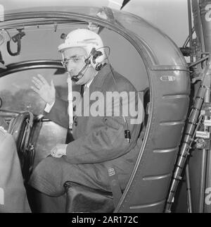 Flying formateur mr. CALs mit Hubschrauber zum Palast Soestdijk, mr. CALs mit Helm und Tasche Datum: 9. April 1965 Schlagwörter: Formateure, Helicopters Personenname: CALs, Jo Stockfoto