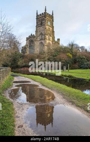 St. Mary's Church, Kidderminster, Worcestershire & Reflection of Church Tower in Big Puddle on Canal Towpath, nach Regenfällen. UK, britische Kirchen. Stockfoto